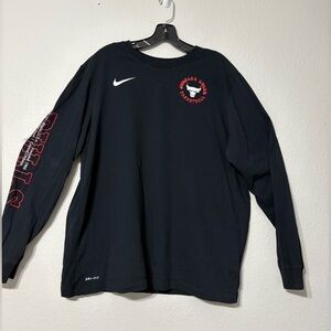 Men's Nike Fit Chicago Bulls Long Sleeve Black T-shirt. Bulls Spell Out on Arm.‎